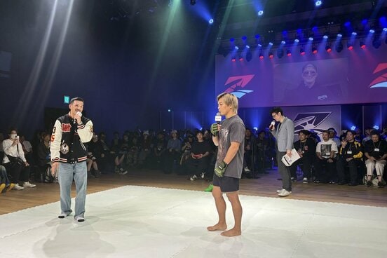 モニター越しのダニー・サバテロから罵倒された鹿志村仁之介と太田忍