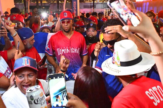 球場外周で盛り上がるドミニカ共和国のファン