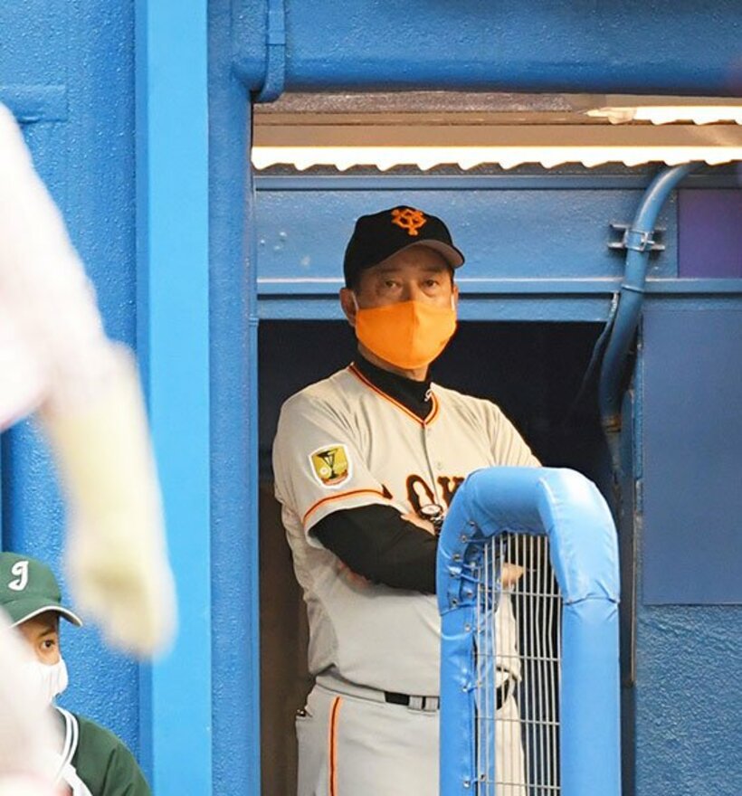  オレンジマスクを着用する原監督