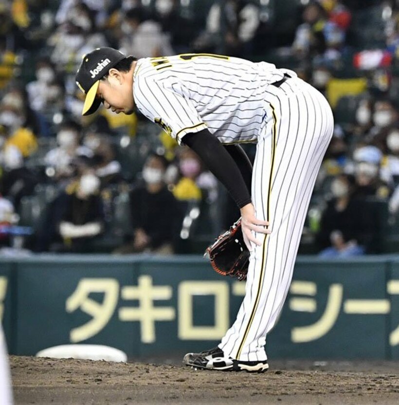  延長１０回に決勝弾を許し、肩を落とす阪神・岩貞