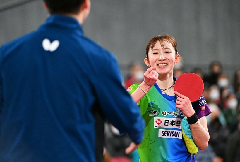 佐藤瞳に勝利しコーチに駆け寄る早田ひな（右）