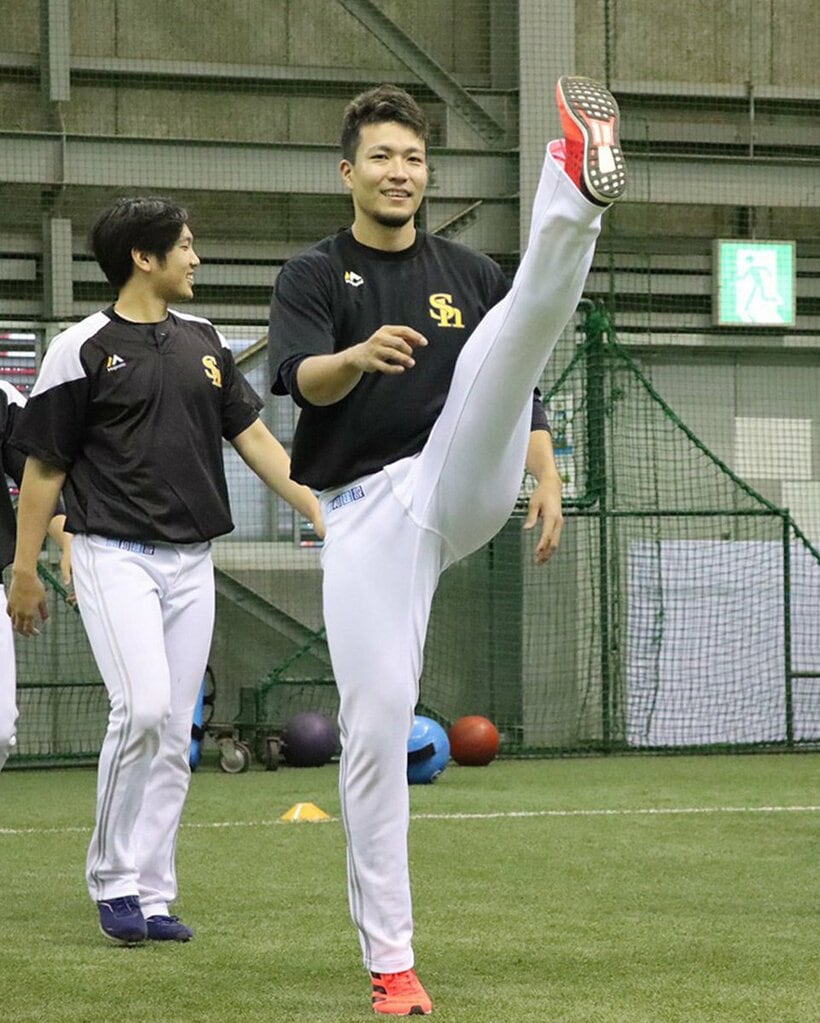  室内で調整したソフトバンク・千賀（球団提供）