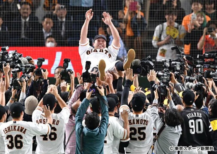  巨人、ソフトバンク両チームのナインに胴上げされる阿部