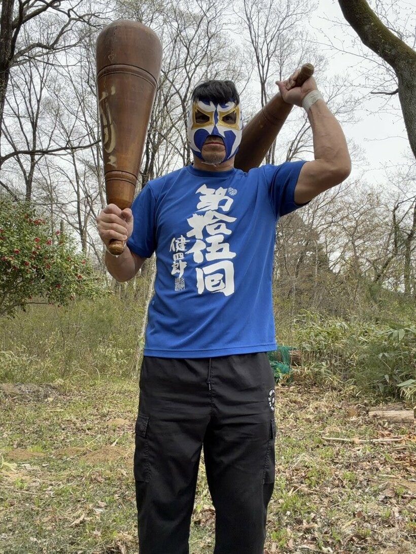 山中でトレーニングに励むカシン