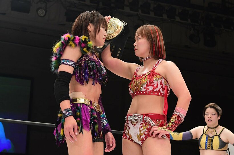 試合後にらみ合う朱里(左)とSareee