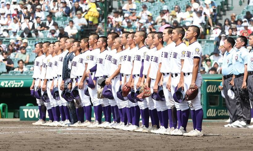 試合に勝利し整列する天理ナイン