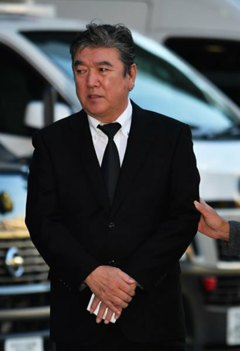  釈放された小金沢は謹慎自粛を発表した