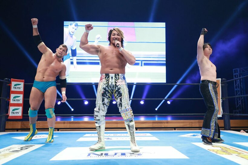 広島大会でマイクアピールする棚橋弘至（中央＝新日本プロレス提供）