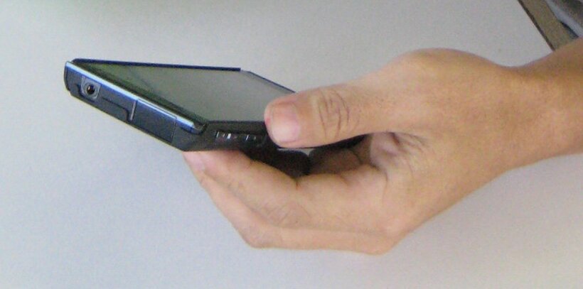  スマホ一本にするのは…（写真はイメージ、東スポWeb）
