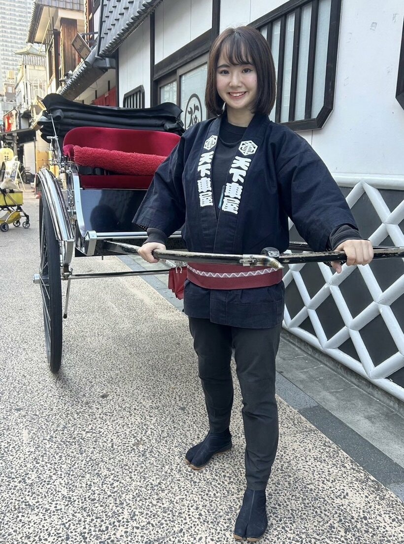 観光人力車「天下車屋」の車夫として働く関森ありさ