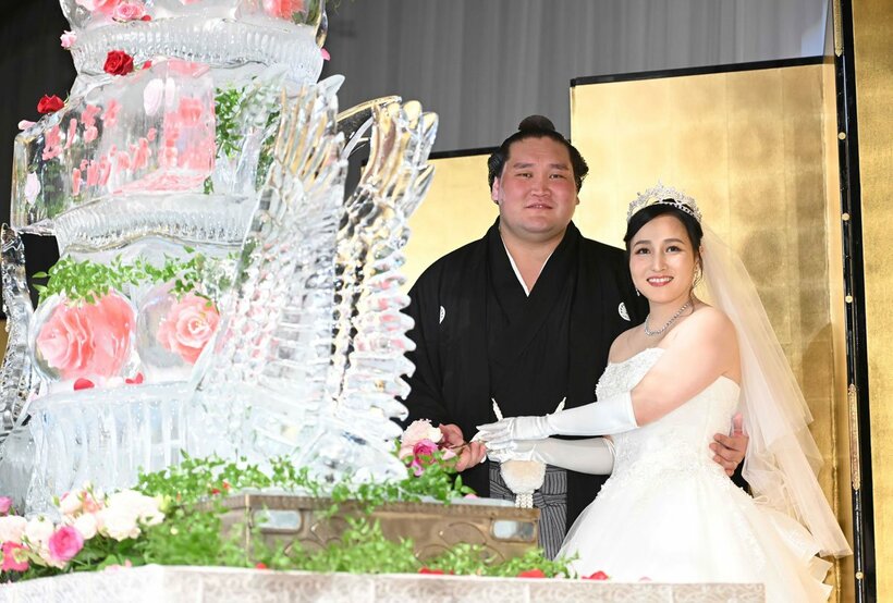ケーキ入刀を行う照ノ富士（左）とツェグメド・ドルジハンド夫人（代表撮影）