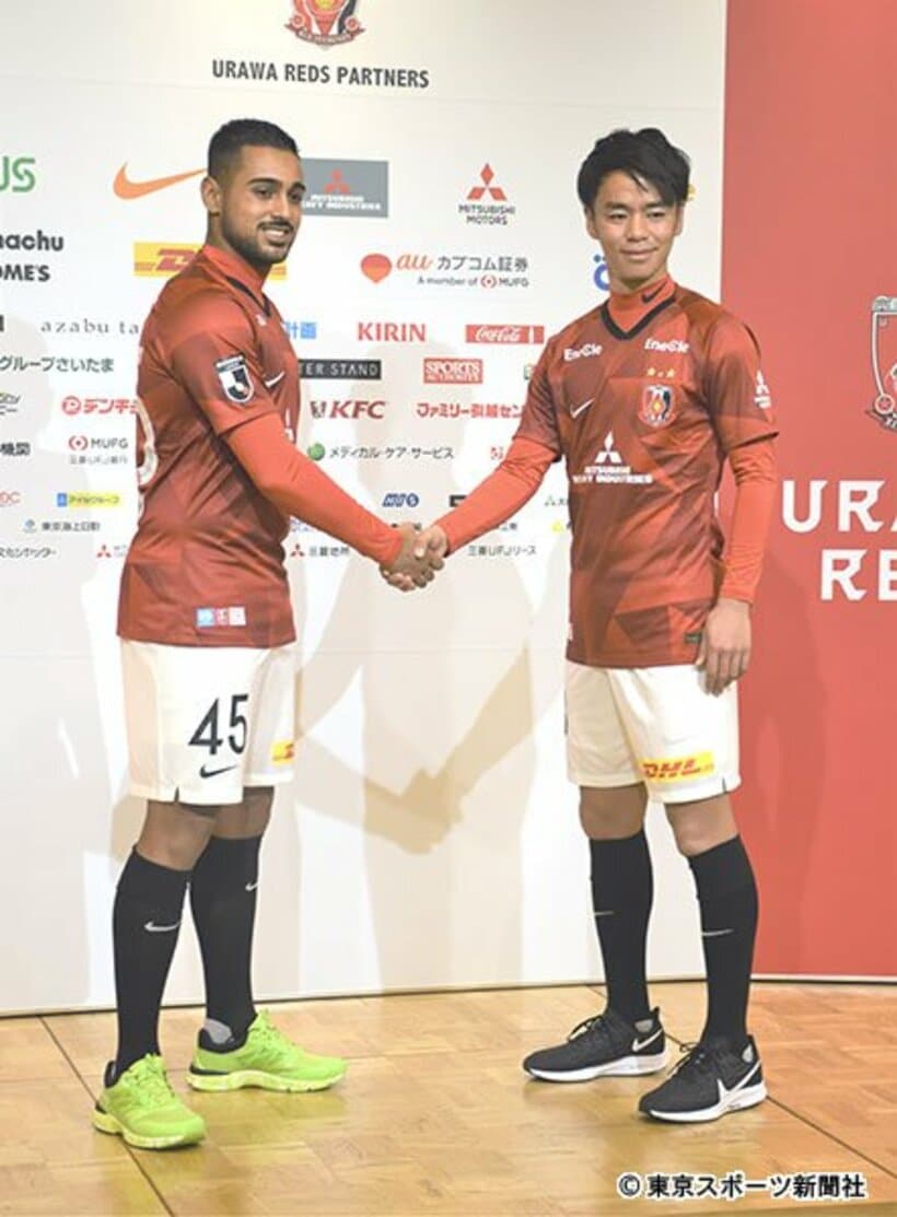  入団会見を行ったレオナルドと伊藤