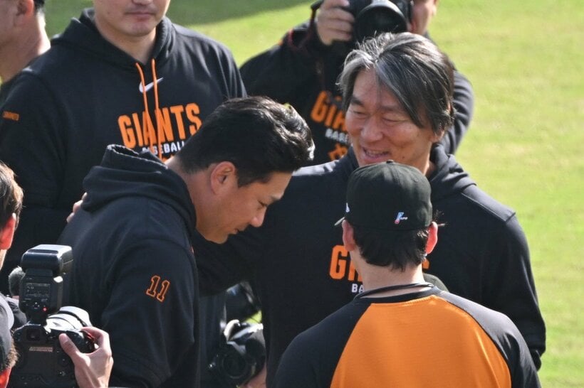 田中将大（左）に声をかける松井秀喜監督