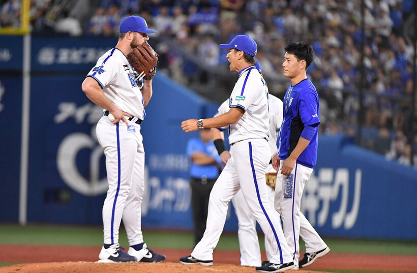 ゴネるウィック(左)に、怒りの表情で詰め寄るDeNA・三浦監督(中)