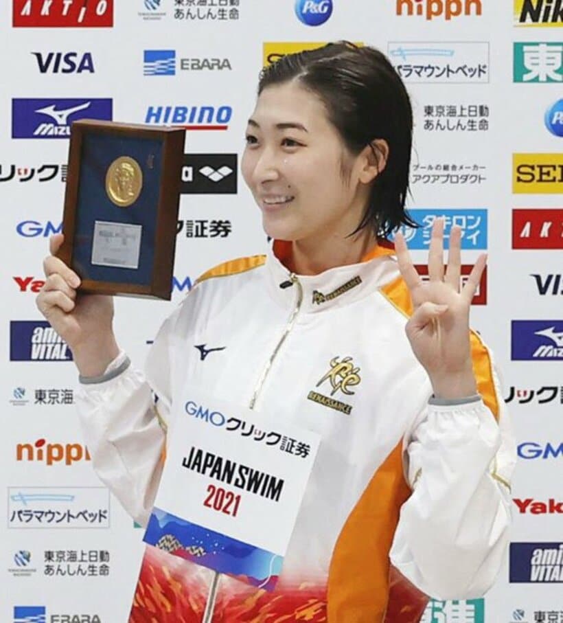  笑顔で４冠をアピールした池江（代表撮影）