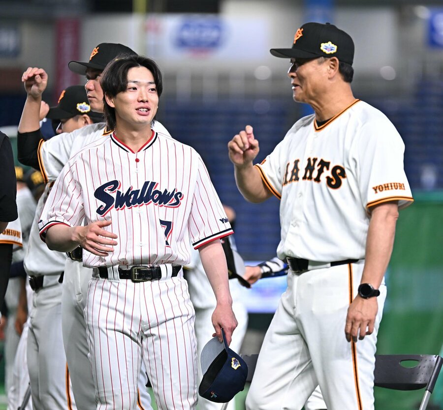 同じ「秀樹」同士、ヤクルト・長岡(左)と談笑する巨人・橋上監督代行