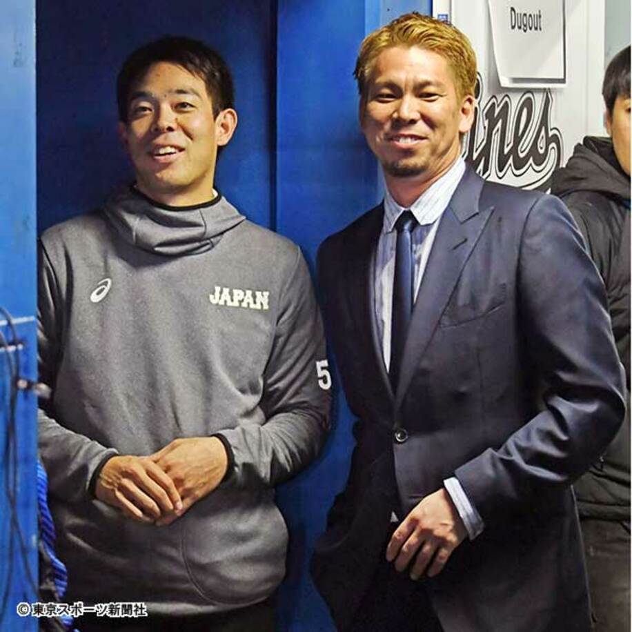  ２０１９年１１月、メジャー挑戦を表明した秋山（左）と笑顔のツーショットを披露した前田。米初対決が楽しみだ