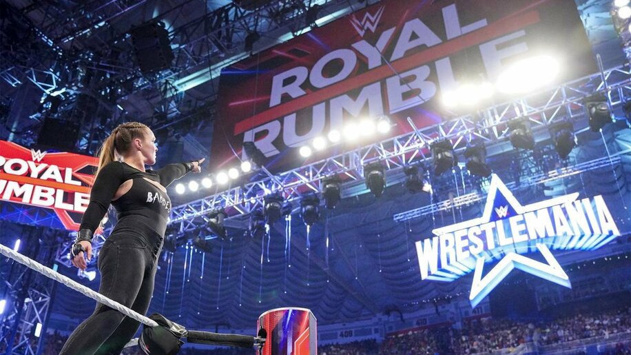  ロイヤルランブル戦で優勝し、レッスルマニアのロゴを指さすロンダ・ラウジー(©2022 WWE, Inc. All Rights Reserved.)