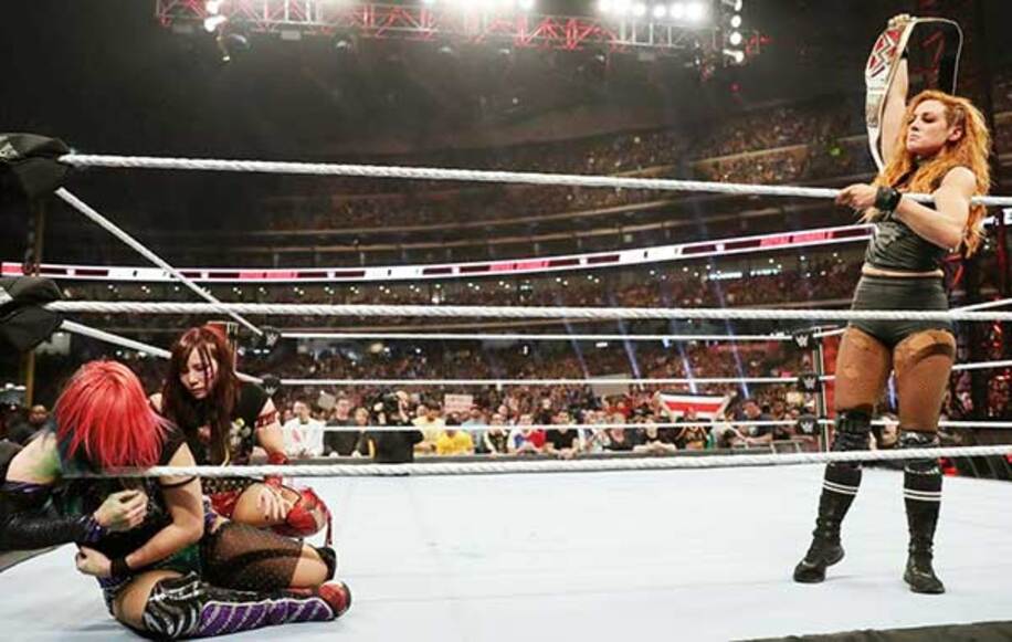  ベッキーはアスカ（左）の毒霧自爆を誘って王座を防衛（C）2020　WWE,　Inc.　All　Rights　Reserved.