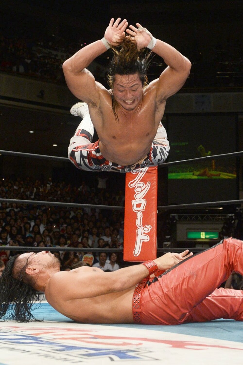 ハイフライフローで中邑真輔（下）からピンフォールを奪った棚橋弘至（上、15年8月）