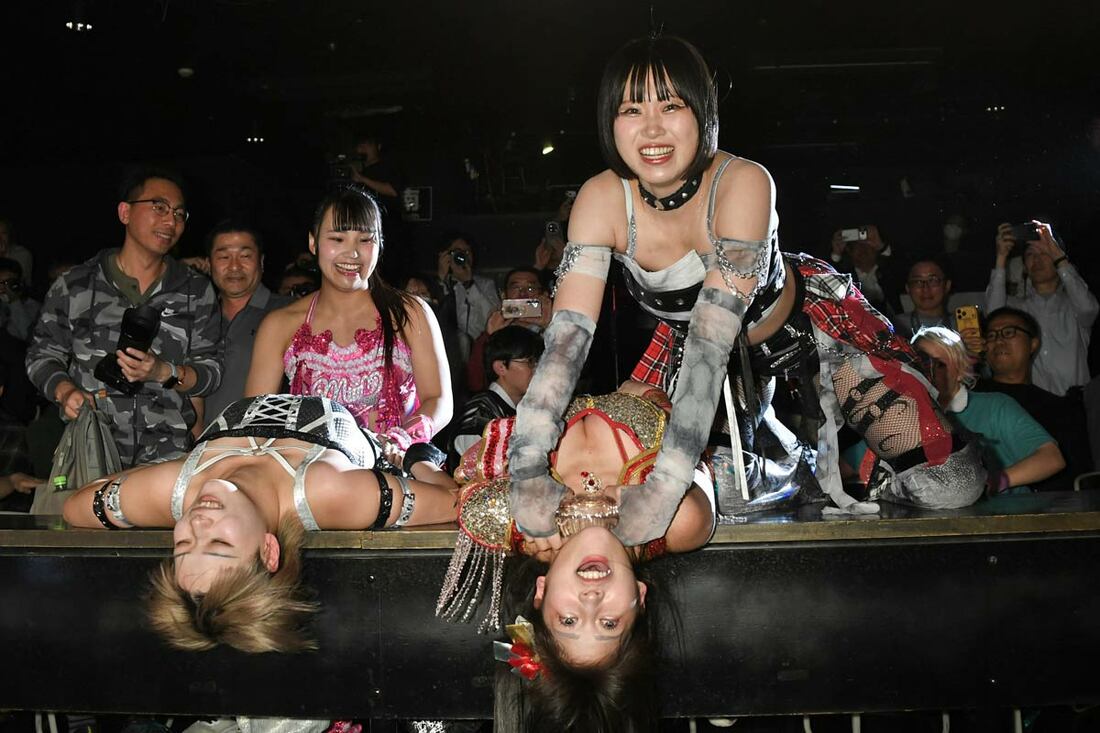 客席で攻める渡辺未詩（右）と辰巳リカ