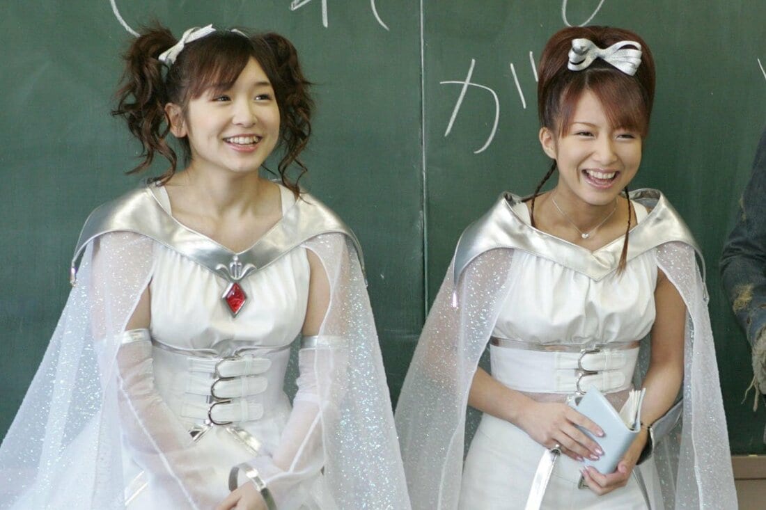 「W(ダブルユー)」時代の加護亜依(左)と辻希美(2005年)