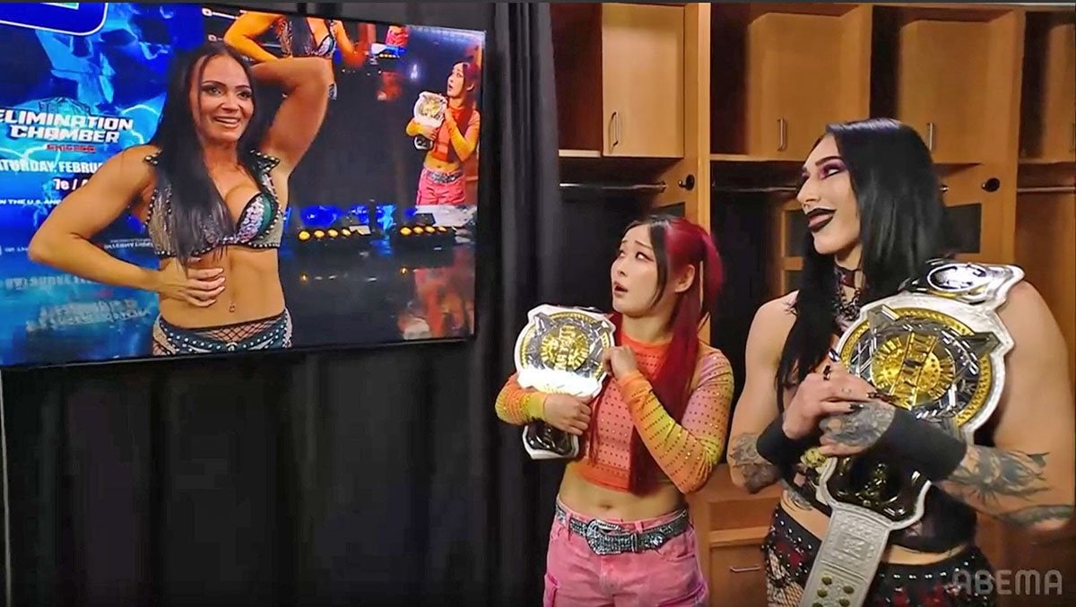 キアナ・ジェームズ(左)の予選突破を画面越しに見るイヨ(中)とリアー(©AbemaTV, Inc.)
