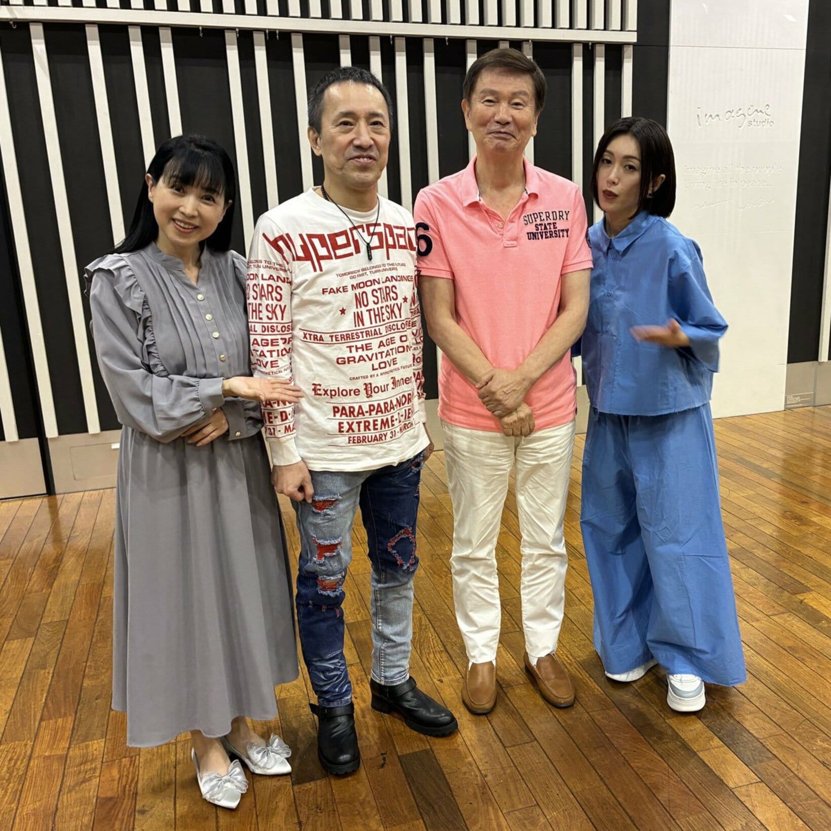 筧利夫(左から2人目)と、アシスタントの西村知美(左)と酒井法子(右)