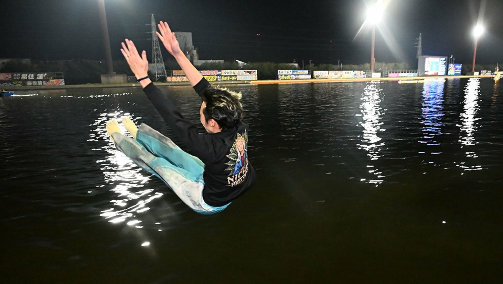 水神祭で、水面に落とされる品川二千翔