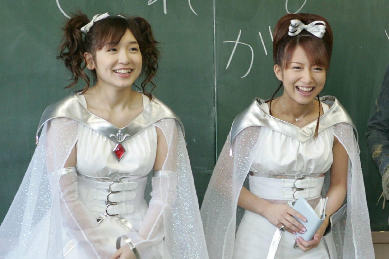 「W(ダブルユー)」時代の加護亜依(左)と辻希美（2005年）