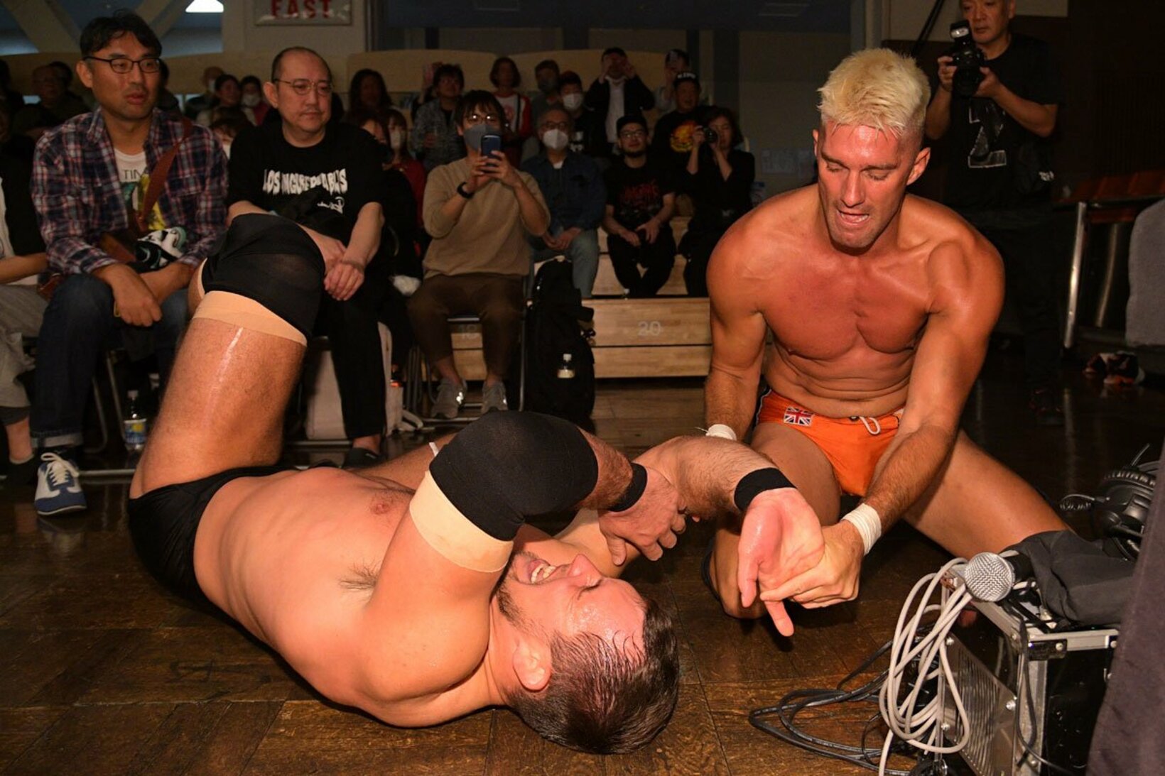 場外でザック・セイバーＪｒ．（右）に攻め込まれるボルチン・オレッグ