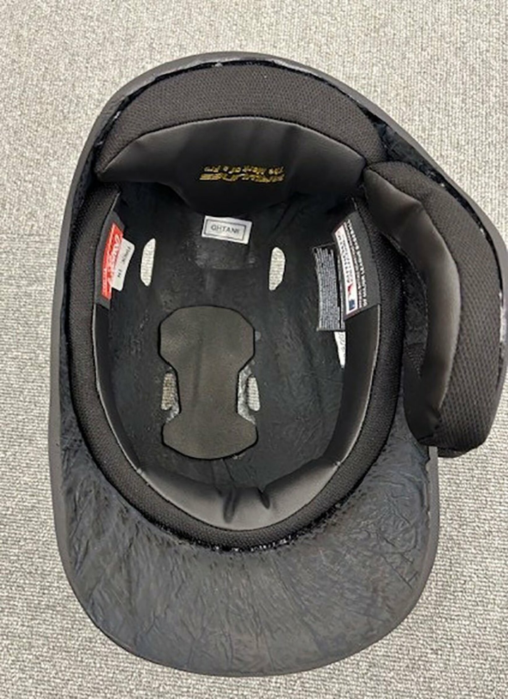 「特注」だという大谷翔平のヘルメット内部（ローリングス社提供）