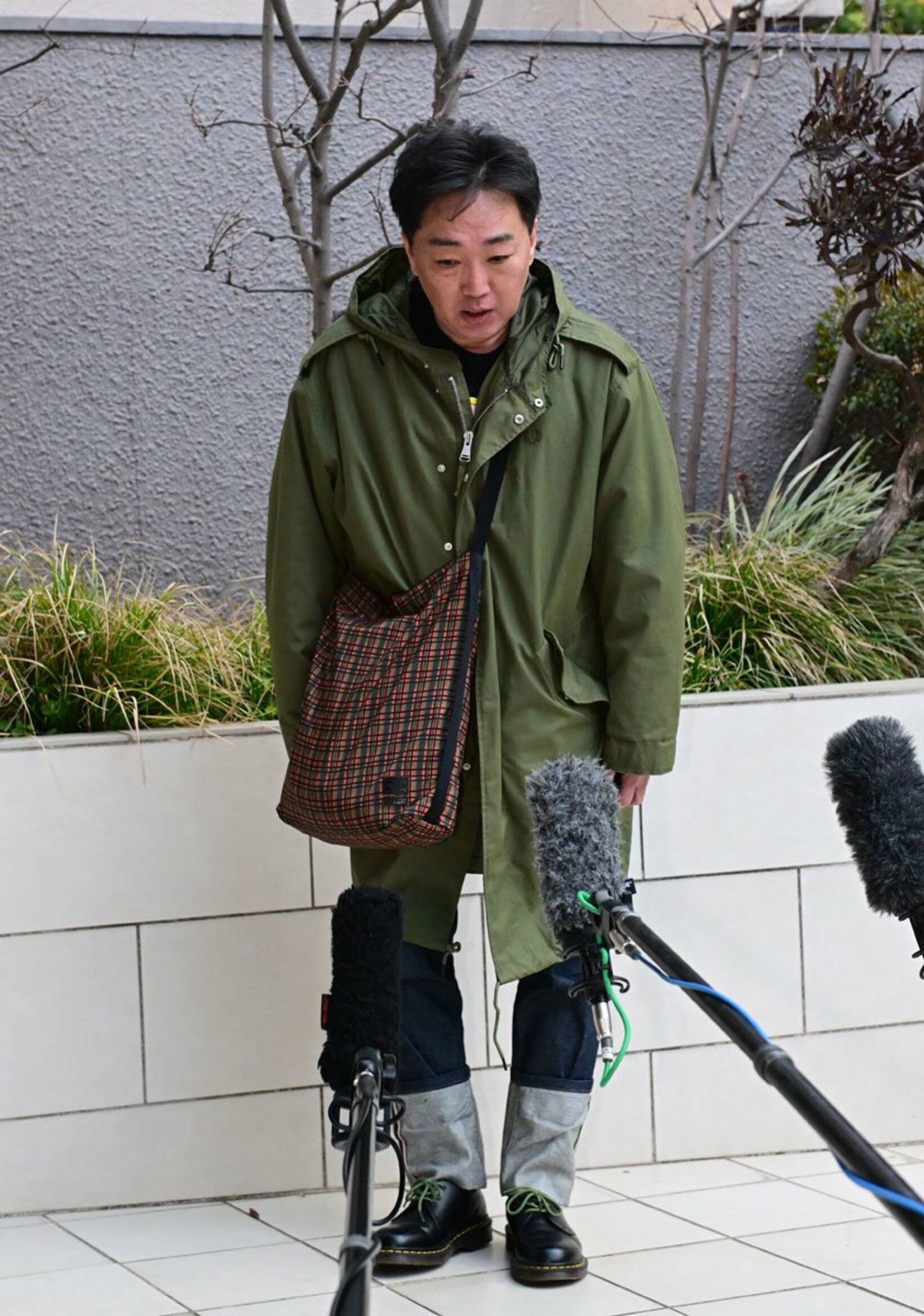 頭を下げた小沢一敬