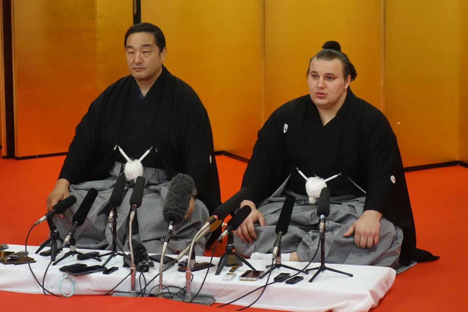 大関昇進会見を行う師匠の安治川親方（左）と安青錦