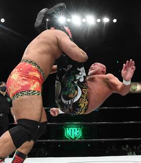 征矢にフランケンシュタイナーで勝利した武藤(東スポWeb)