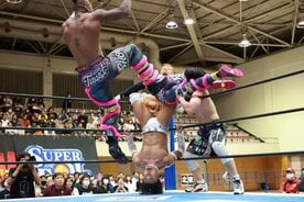 AEWコンビのエジキとなったYOH(右)と豹(下)