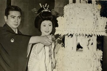 勝新太郎さんと挙式する中村玉緒さん