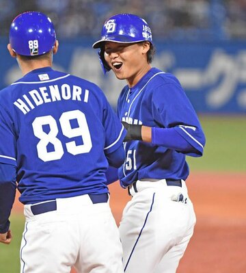  プロ初安打を喜ぶ中日・滝野(右)