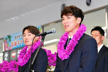 宮崎空港に到着し、歓迎式であいさつする西武・松井監督(右)。左は源田