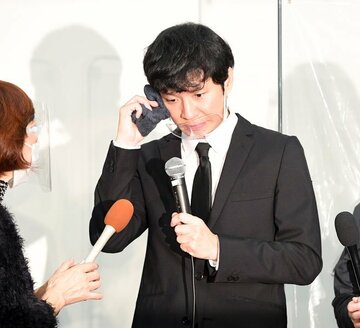 会見中に汗をぬぐう渡部