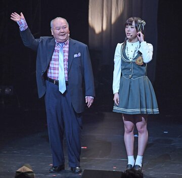 ＳＫＥ鎌田菜月と加藤一二三さん（２０１６年）