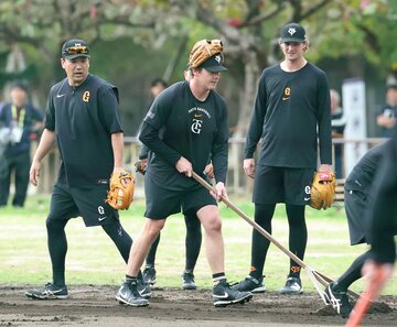 ハワードのトンボ掛けにマー君（左）もびっくり？