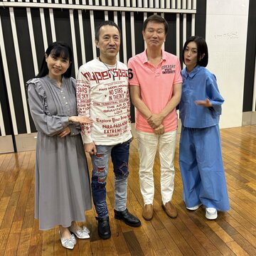 筧利夫(左から2人目)と、アシスタントの西村知美(左)と酒井法子(右)