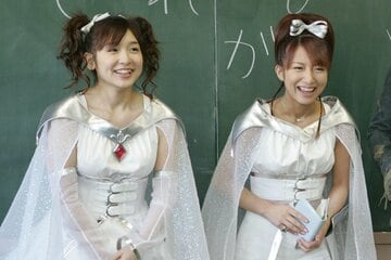 「W(ダブルユー)」時代の加護亜依(左)と辻希美（2005年）