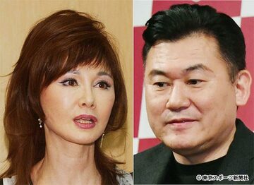  山本リンダ（左）と三木谷会長
