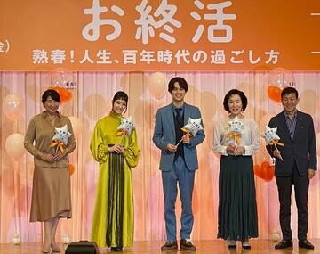  映画「お終活　熟春！人生、百年時代の過ごし方」の完成披露報告会に出席した剛力（左から２人目）
