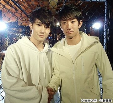 瀧澤謙太（右）のセコンドを務める「ＺＥＲＯ」のリードボーカルを務めるＲＹＵこと森本龍太郎