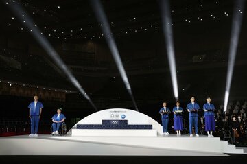  発表会で披露された表彰台や衣装、メダルトレー（代表撮影）