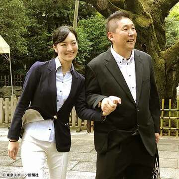  立花氏が“美人彼女”を連れて参拝