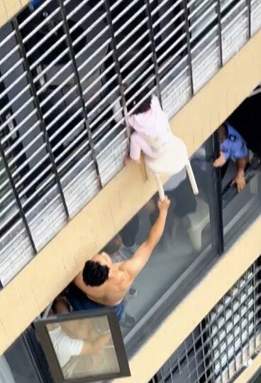 女児を支える隣人ら(微博から)